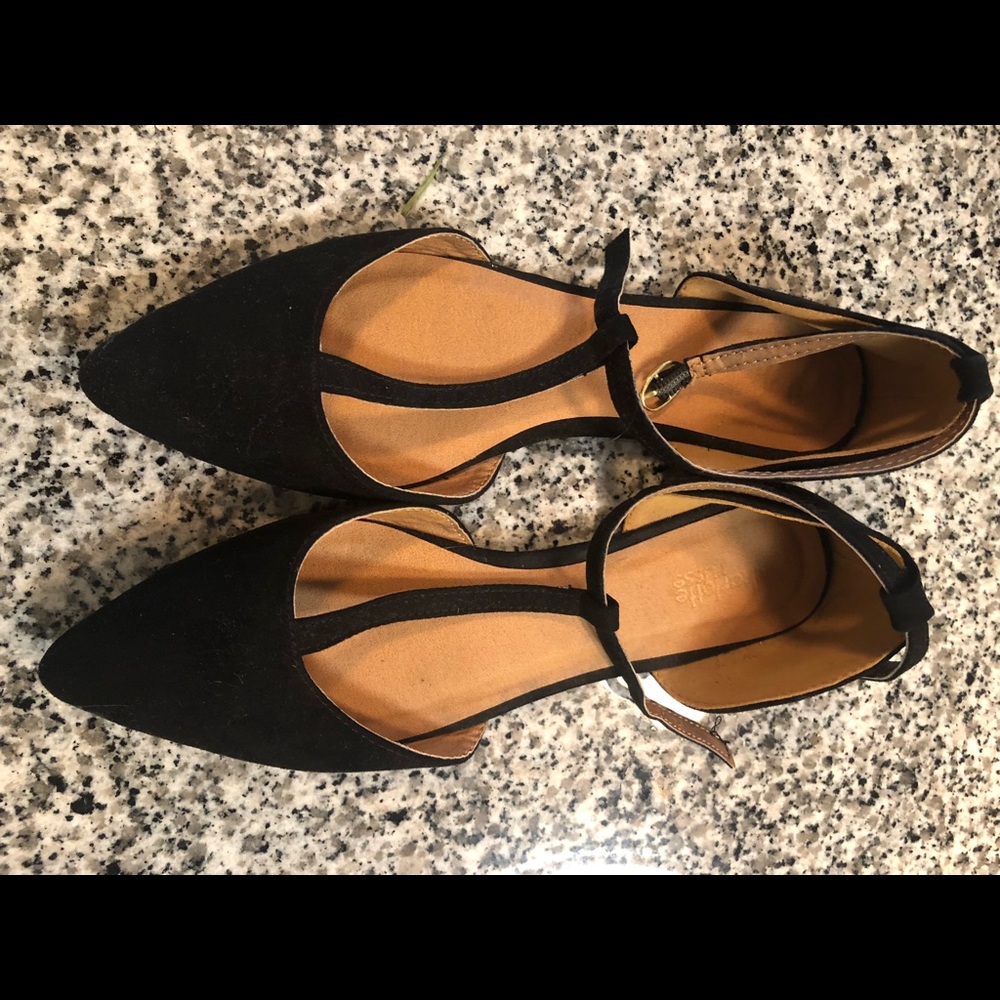 Black pointy flat